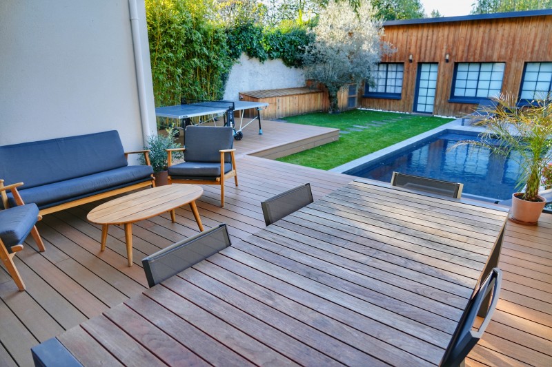 composite couleur teck comparaison de couleur avec une table en teck naturel a Caudéran bordeaux 