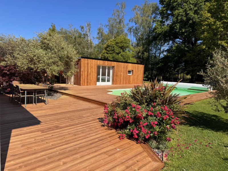 Après rénovation à Tresses près de Bordeaux, cette dépendance recouverte d’un bardage volige classe 4 affiche désormais un style chaleureux et contemporain. Le remplacement du crépi par un habillage bois apporte cachet et durabilité.