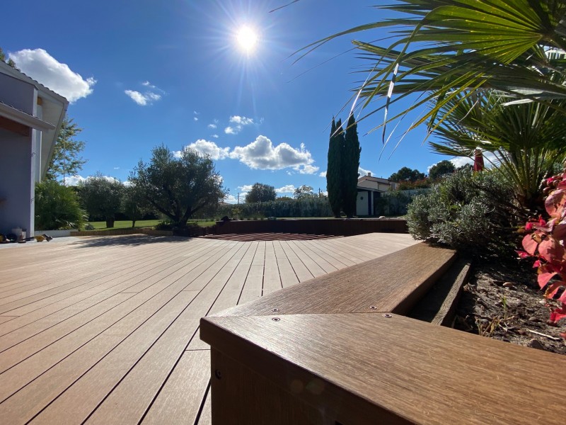 remplacement d'une terrasse en pin par une terrasse en composite couleur teck de 100m² avec jardinières a saint André de Cubzac près de bordeaux