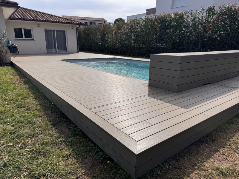 Terrasse composite Fiberdeck Light Grey autour d’une piscine à Sallebœuf près de Bordeaux