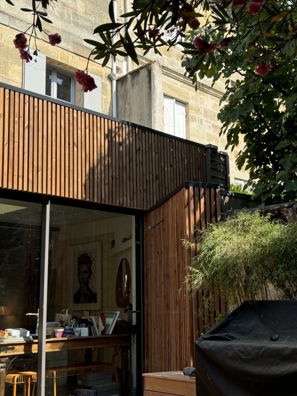 Bardage claire-voie en pin classe 4 – 60 m² à Bordeaux avec finition soignée