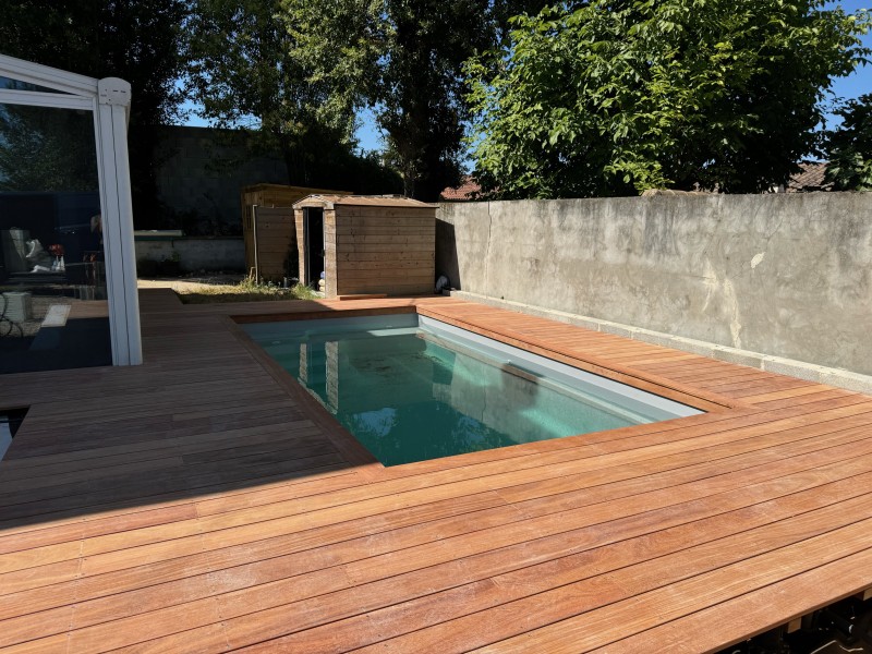 Terrasse en cumaru autour d’une piscine à Bordeaux réalisée par Decobois33