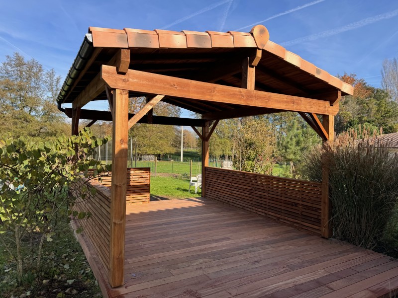 Pergola en bois traditionnelle réalisée à Libourne proche de Bordeaux. Structure bois massif, toiture en tuiles et garde-corps bois pour un espace extérieur chaleureux et durable.