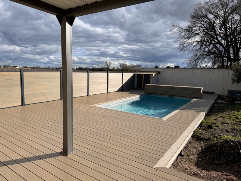 Terrasse composite Fiberdeck Light Grey de 130 m² terminée à Castelnau-de-Médoc en Gironde. Cet aménagement extérieur moderne apporte confort, élégance et durabilité tout en valorisant les espaces de vie extérieurs.