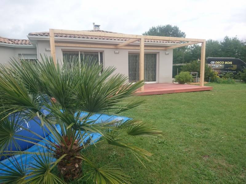 Artisan pour la construction d'une pergola en bois en pin traité sur mesure à Blaye en Gironde