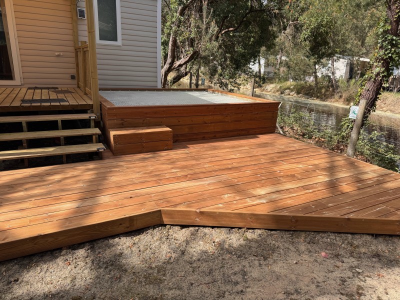 Terrasse en pin classe 4 de 13 m² avec filet d’habitation sur mesure au Camping Les Viviers à Lège-Cap-Ferret. Réalisation d’une terrasse bois en camping en Gironde, idéale pour mobil-home, avec structure durable et aménagement extérieur optimisé pour les