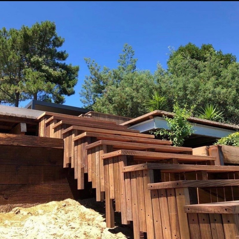 Escalier en lambourdes bois exotique padouk à Lège Cap-Ferret près de Arcachon.