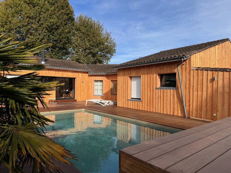 Bardage en Douglas style arcachonnais réalisé sur 350 m² à Pompignac, proche de Bordeaux en Gironde. Finition élégante et naturelle qui apporte charme et authenticité à cette maison typique du bassin aquitain.
