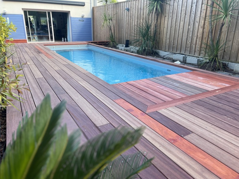 Terrasse en bois exotique padouk de 45 m², avec structure en bois exotique à Cauderan proche de Bordeaux