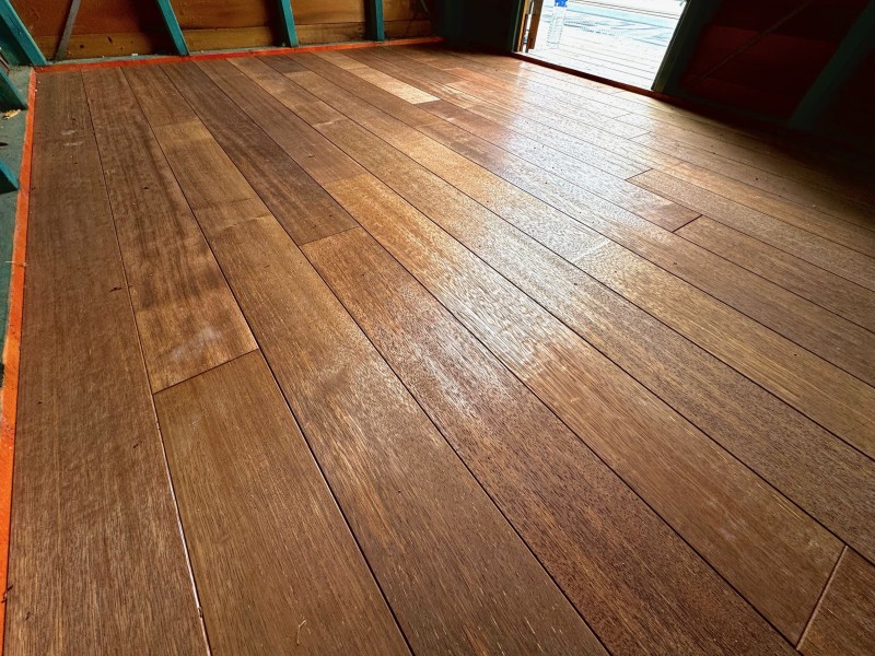 Bois merbau chaleureux et résistant pour ce plancher extérieur de 12 m², parfait pour accueillir un cabanon dans un jardin de Cenon.