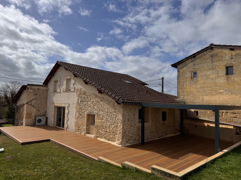 Terrasse composite Fiberdeck exotique de 100 m² réalisée à Langon près de Bordeaux