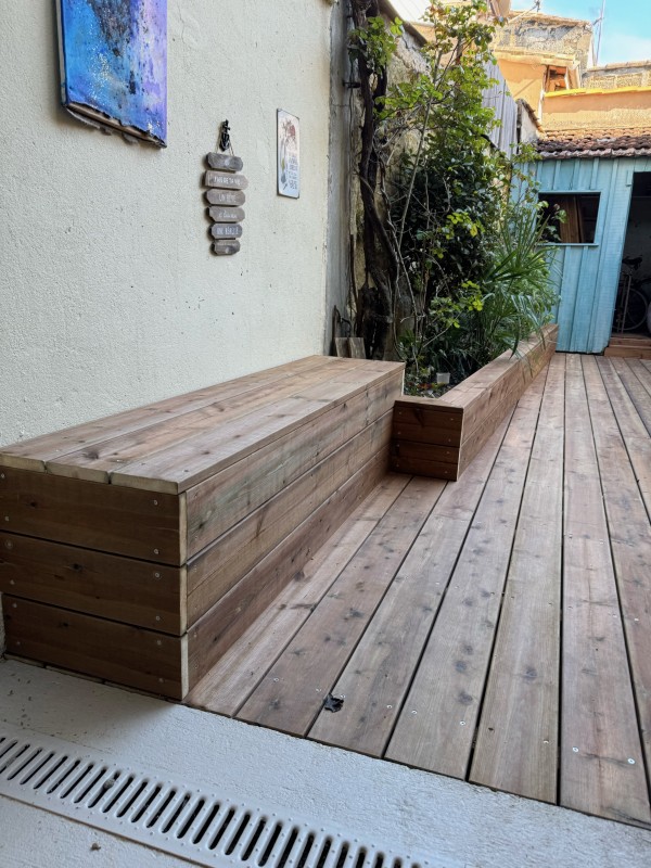 Réalisation d’une terrasse en pin de 15 m² sur mesure en plein centre de Bordeaux. Cet aménagement extérieur comprend une jardinière intégrée et un banc en bois sur mesure pour créer un espace chaleureux, pratique et esthétique.