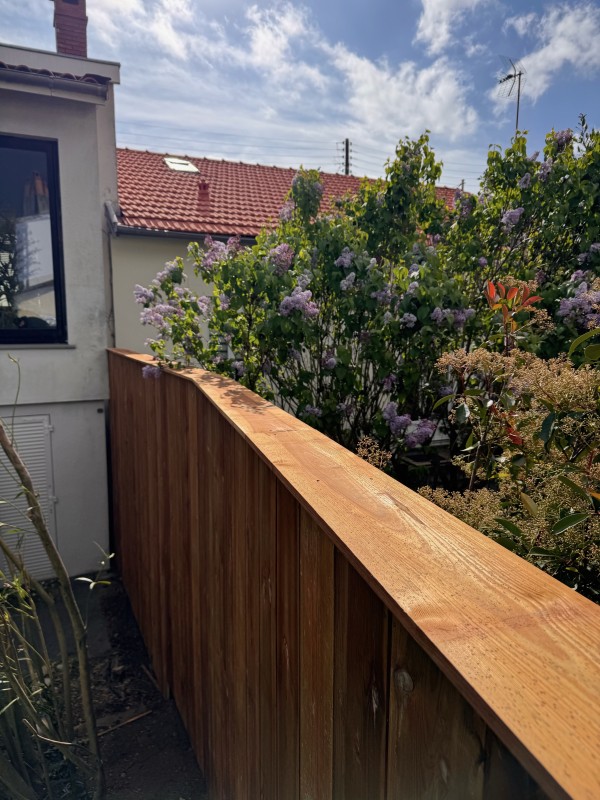 Réalisation d’une clôture en pin classe 4 style Arcachonnais à Caudéran près de Bordeaux. Cette création sur mesure apporte charme, élégance et authenticité à l’extérieur tout en garantissant une excellente durabilité.